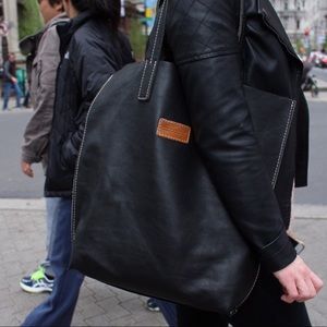 Cueropapel & tijera leather tote